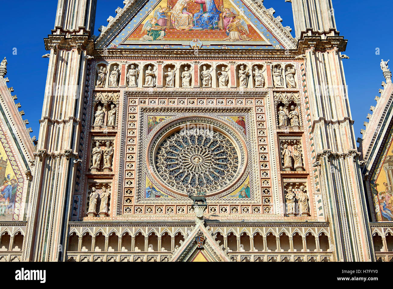 Détail de la façade gothique toscan de la 14e siècle de la Cathédrale d'Orvieto, Ombrie, Italie Banque D'Images