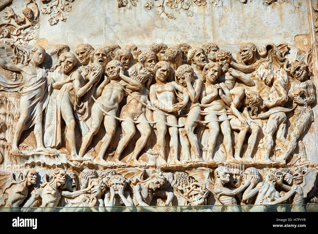 Bas-relief du Jugement dernier par Maitani, vers1310, façade gothique toscan, Cathédrale d'Orvieto, Ombrie, Italie Banque D'Images