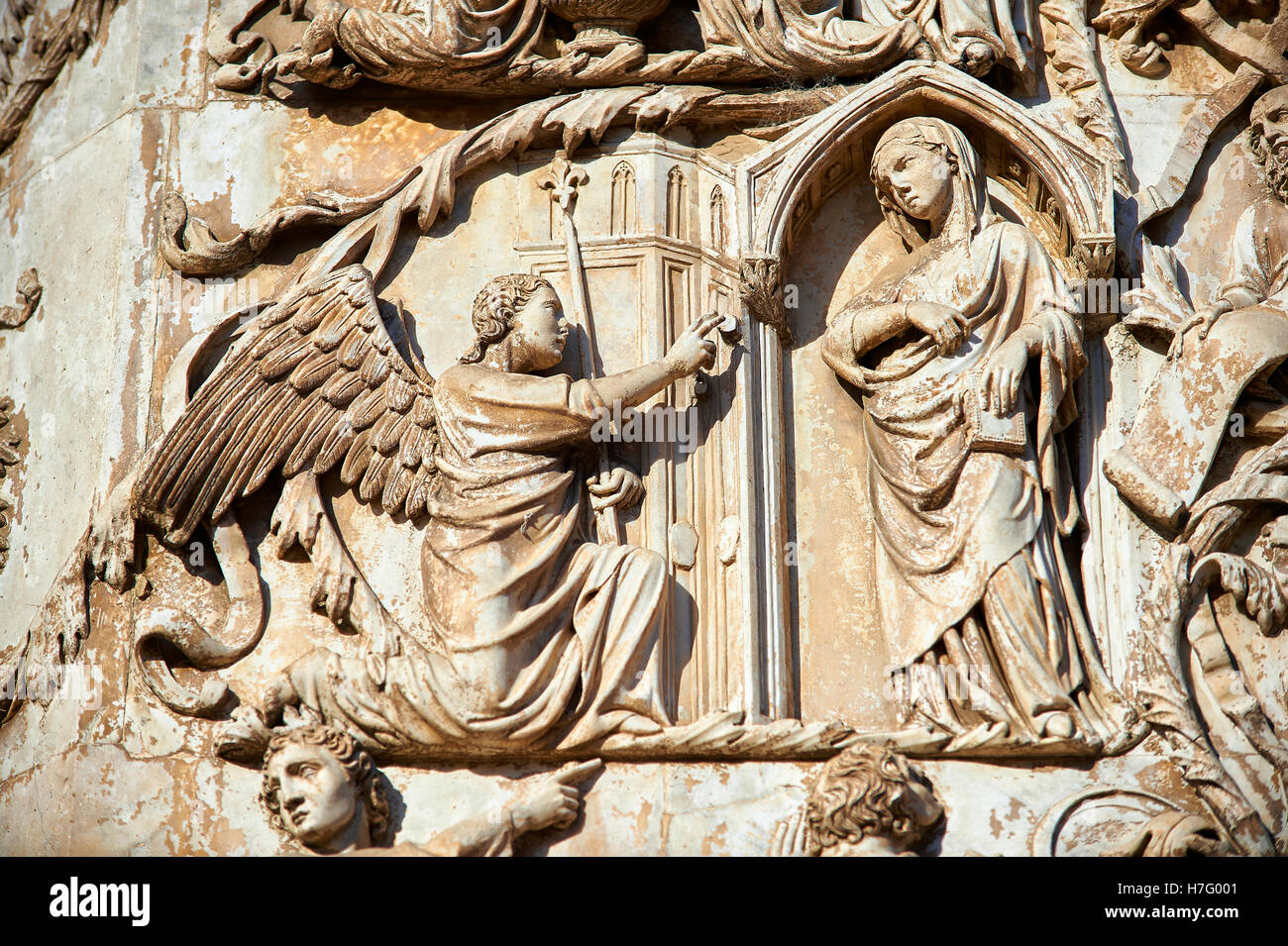 Bas-relief de l'annonciation par Maitani, vers1310, façade gothique toscan, Cathédrale d'Orvieto, Ombrie, Italie Banque D'Images