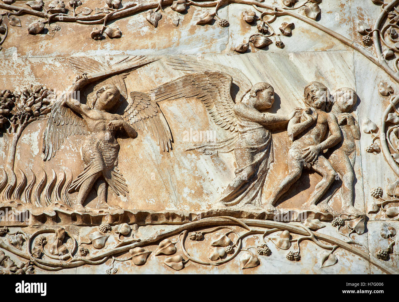 Eve et Adam est chassé du jardin d'Eden par Maitani circa1310, façade gothique toscan, Cathédrale d'Orvieto, Italie Banque D'Images