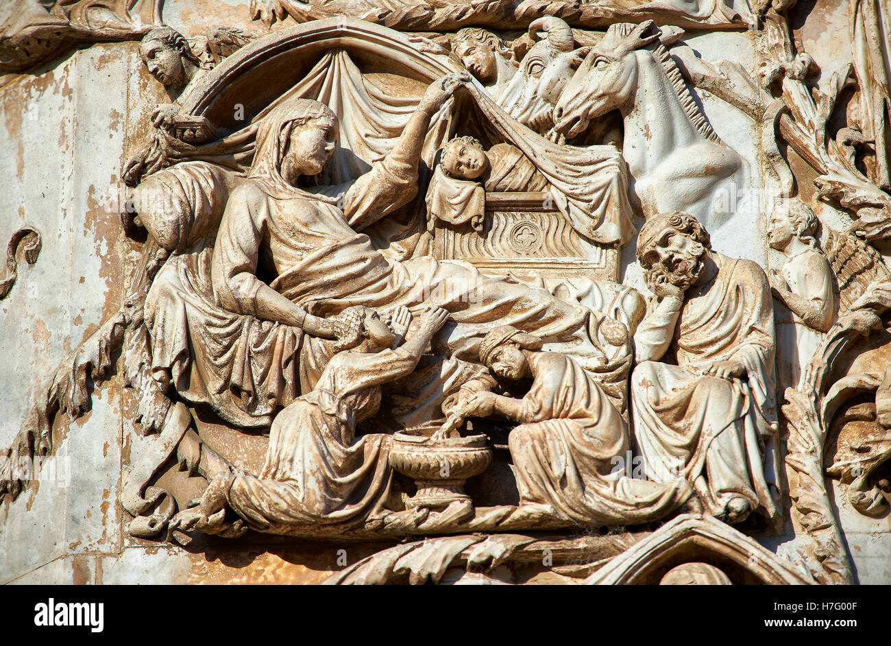 Sculpture bas-relief de la Nativité par Maitani, vers1310, façade gothique toscan, Cathédrale d'Orvieto, Ombrie, Italie Banque D'Images