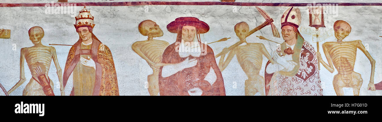L'église de San Vigilio dans Pinzolo et ses fresques "Danse de mort" peint par Simone Baschenis d Averaria en1539, P Banque D'Images