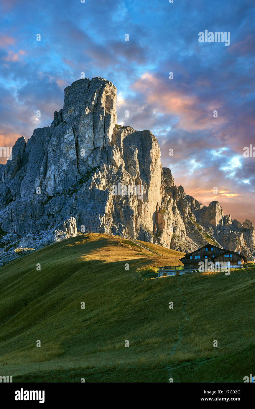 Nuvolau au coucher du soleil au-dessus de la montagne (Passo di Giau Col Giau), Colle Santa Lucia, Dolomites, Padova, Italie Banque D'Images