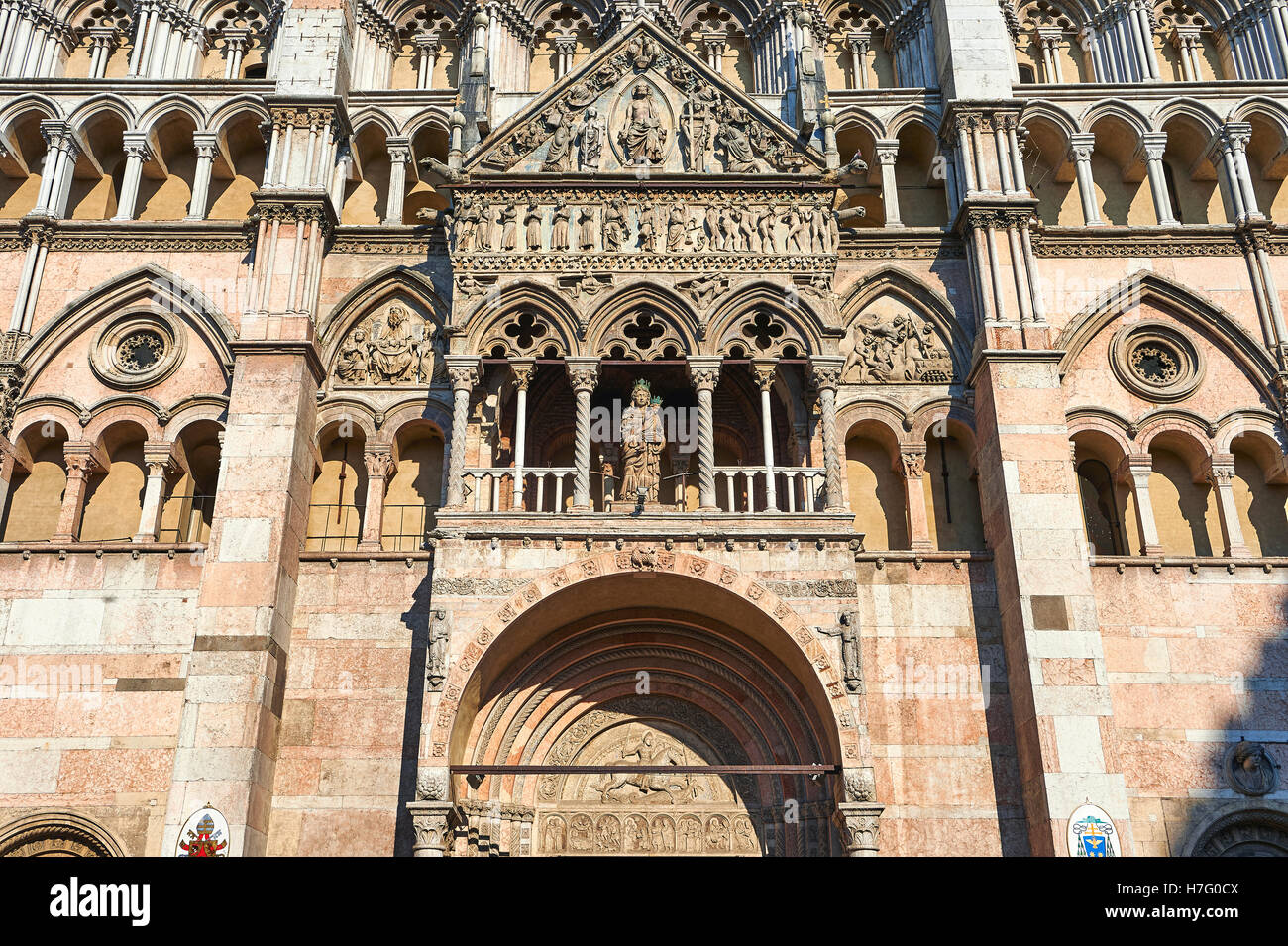 Sculptures et d'architecture gothique tardif des ajouts à la façade de la cathédrale romane du xiie siècle Ferrara, Italie Banque D'Images