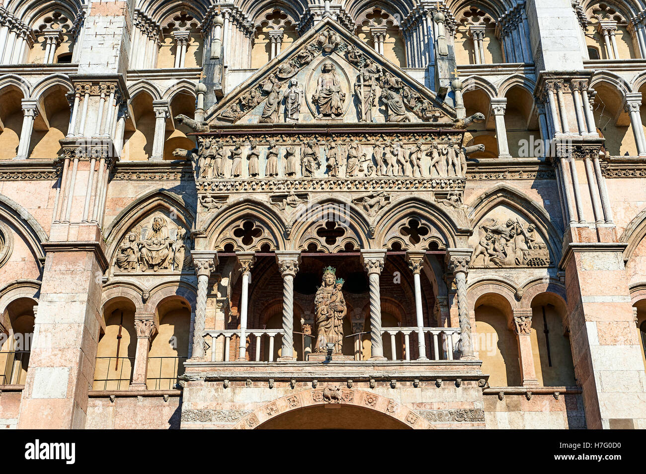 Sculptures et d'architecture gothique tardif des ajouts à la façade de la cathédrale romane du xiie siècle Ferrara, Italie Banque D'Images