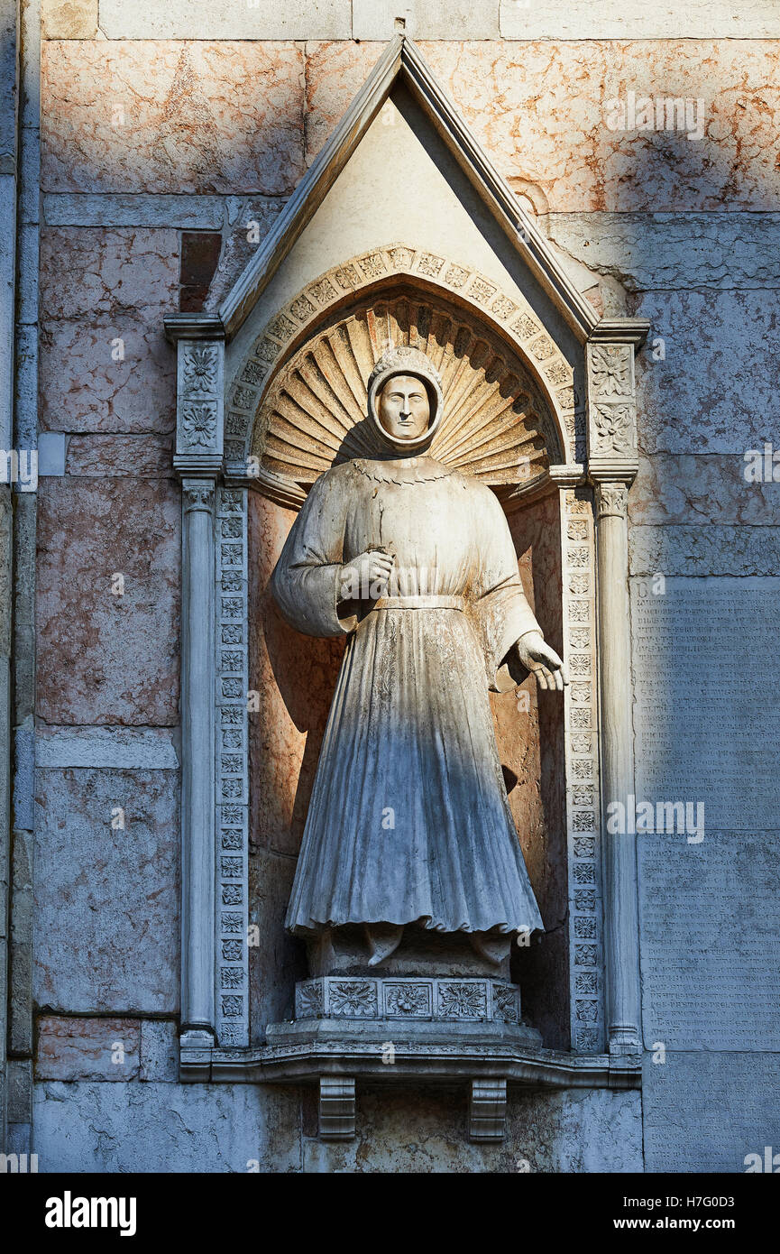 Statue de Alberto d'Este sur la façade de la cathédrale romane du xiie siècle Ferrara, Italie Banque D'Images