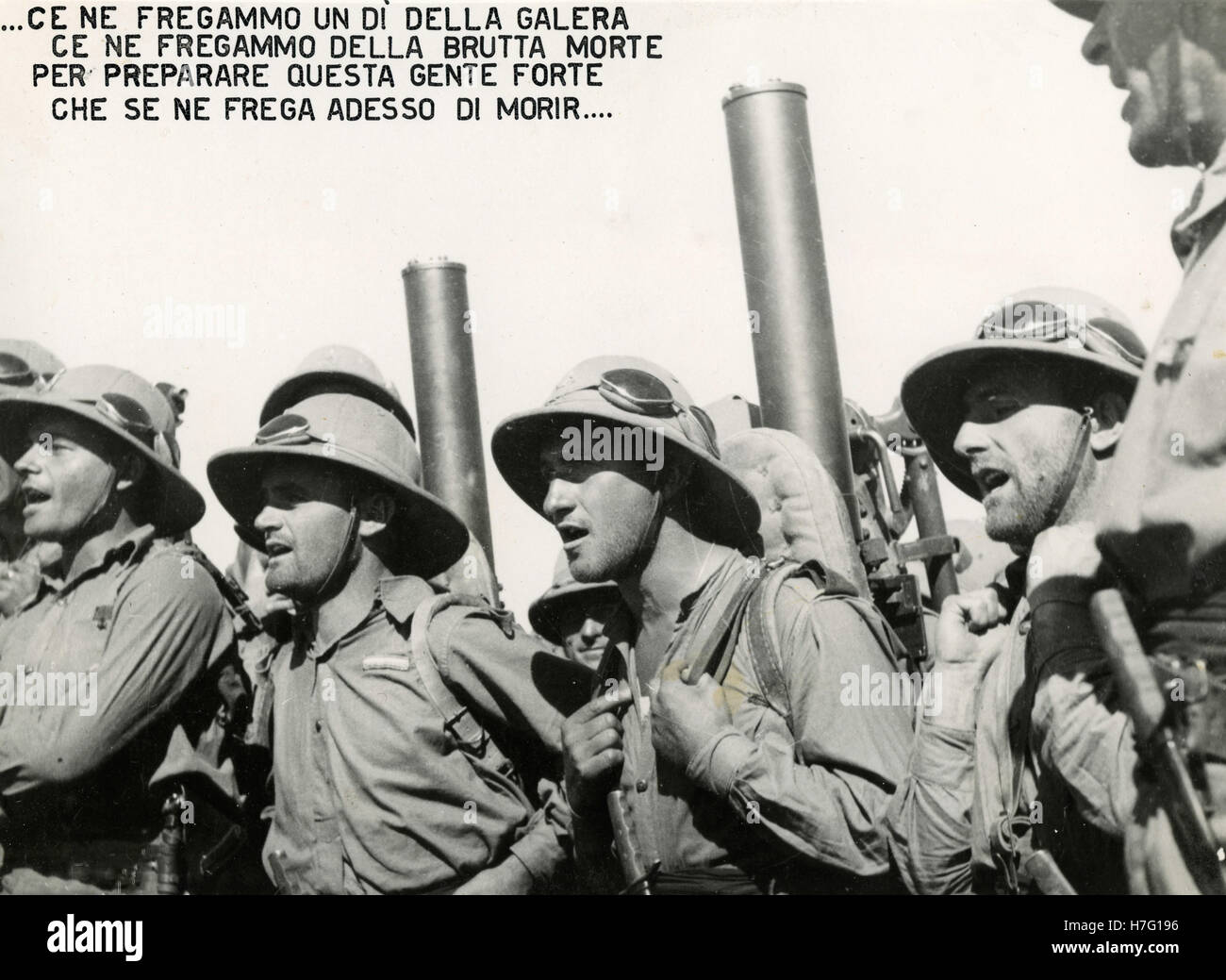 Colonial de l'armée italienne Troup de mitrailleuses marchant vers le Mek'ele, Ethiopie Banque D'Images