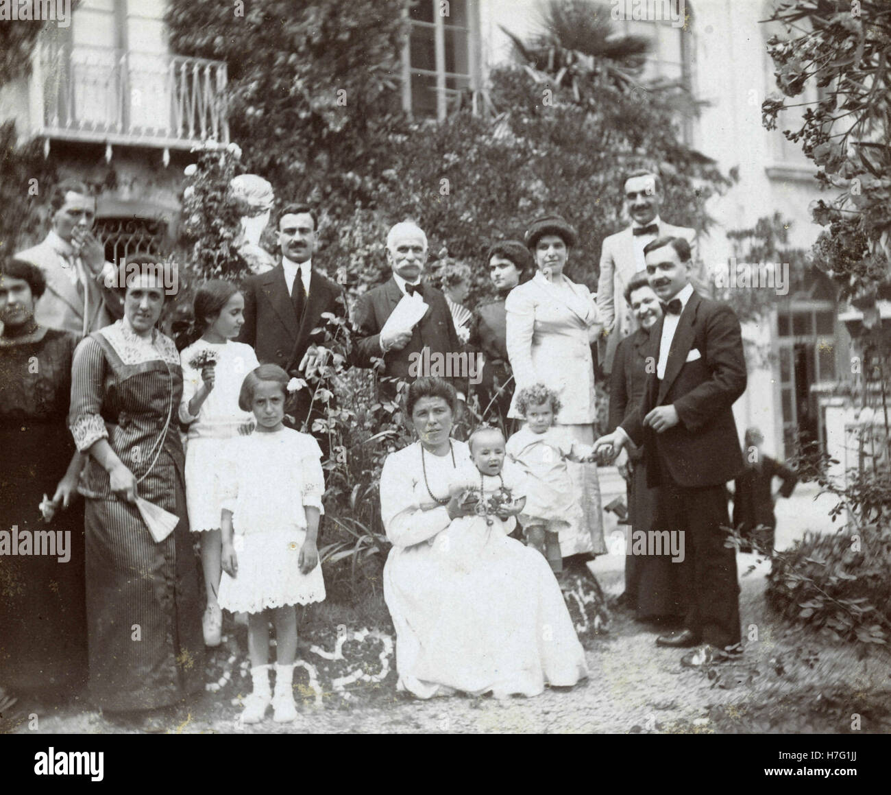 Grande réunion de famille dans le jardin, Italie Banque D'Images