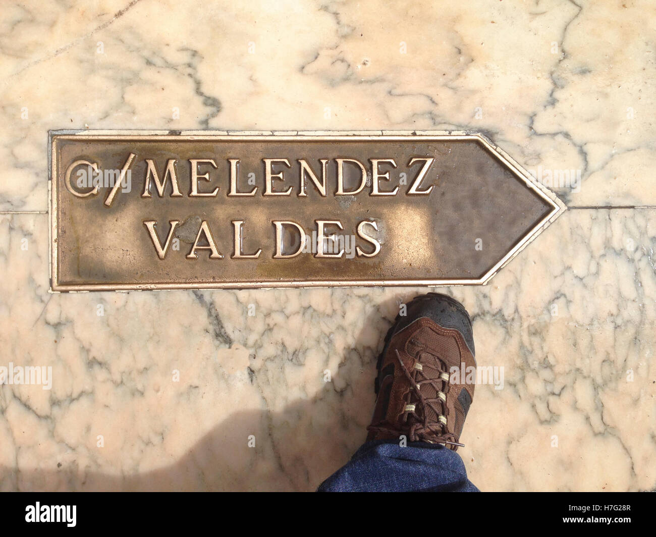 Plus de marche de voyageurs rue direction flèche en vieille ville de Badajoz, Espagne Banque D'Images