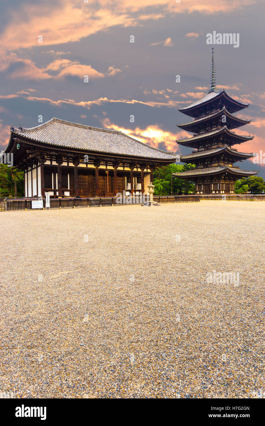 L'avant de l'est Golden Hall, à Kondo, et cinq étages, pagode Goju-no-to, dans la région de Temple Kofuku-ji temple bouddhiste sur le magnifique coucher du soleil Banque D'Images