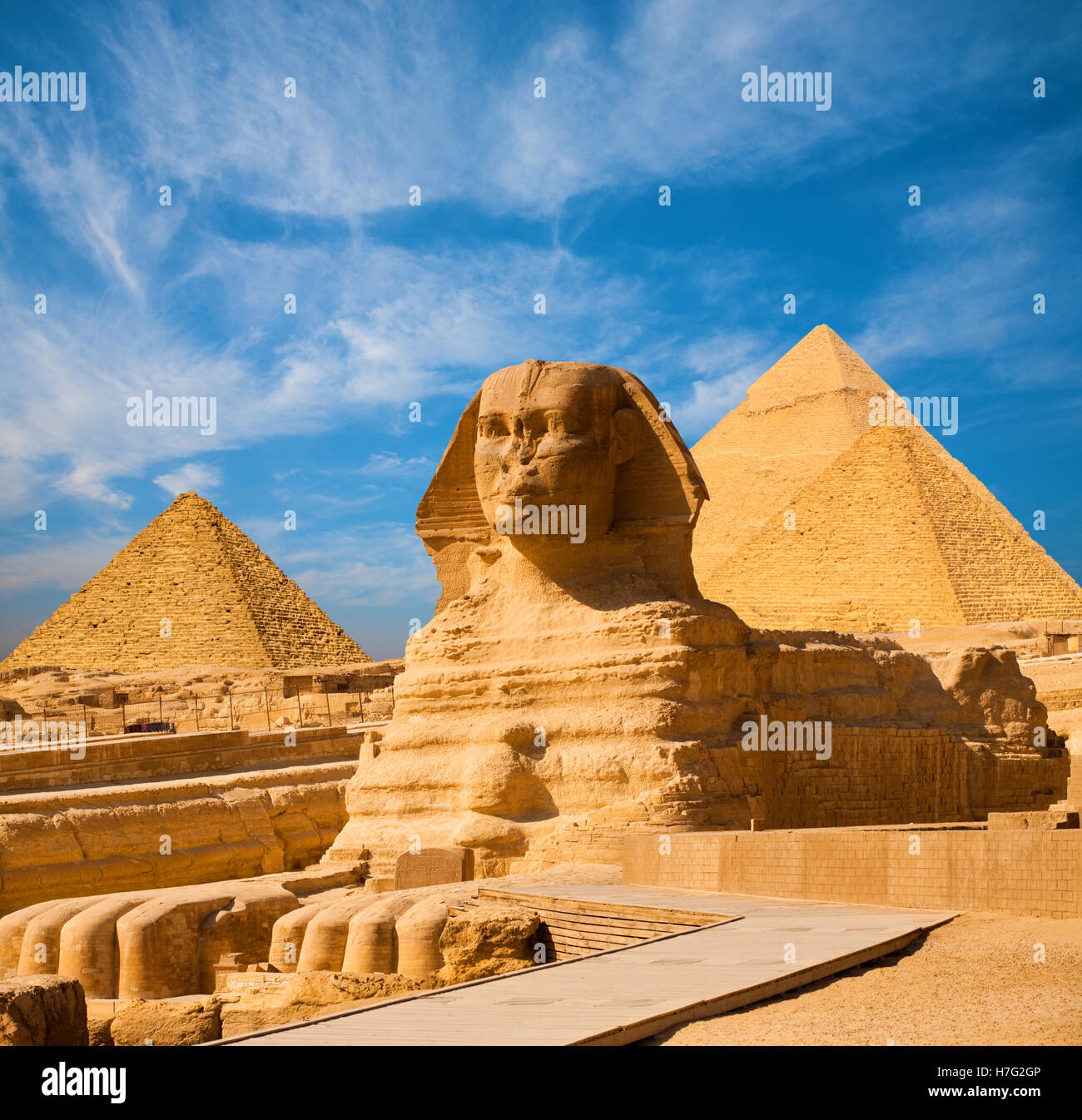 Grand Sphinx égyptien portrait complet du corps avec la tête, les pieds avec tous les pyramides de Menkaourê, Khafré, Khufu en arrière-plan sur une claire, Banque D'Images