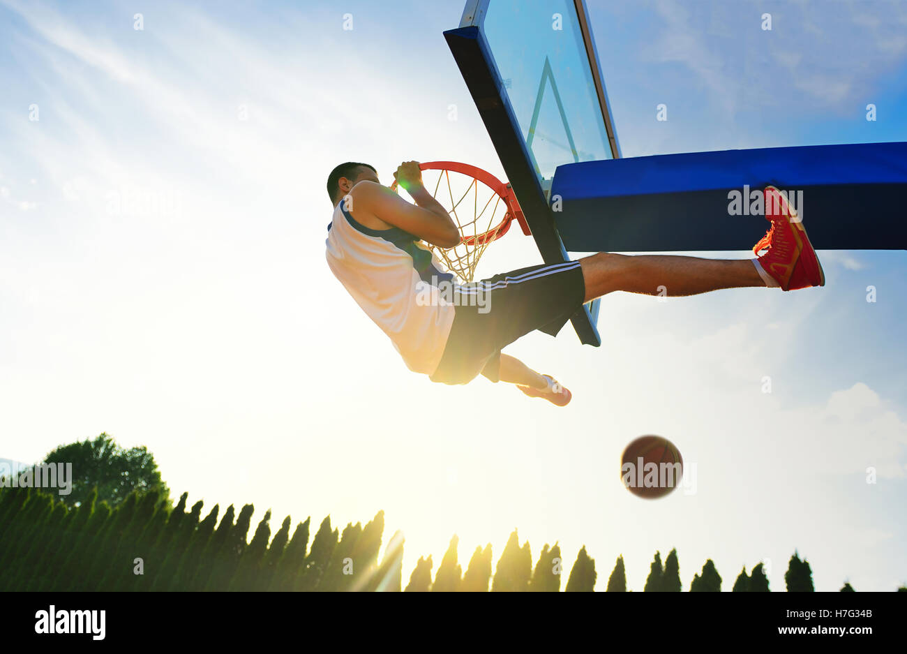 Joueur de basket-ball de rue taudis tension dunk. Banque D'Images