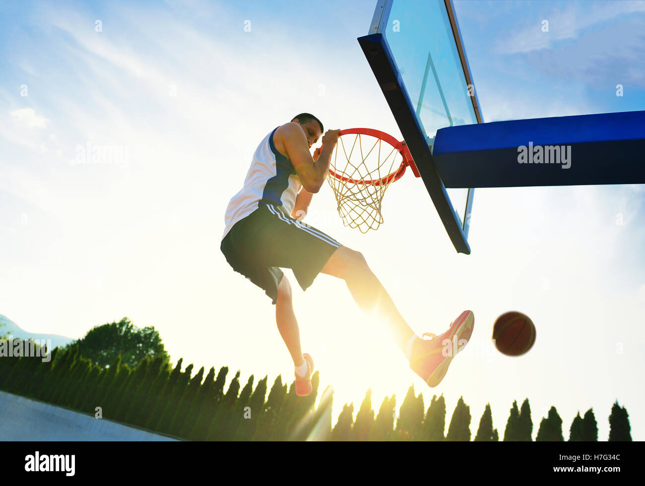 Joueur de basket-ball de rue taudis tension dunk. Banque D'Images