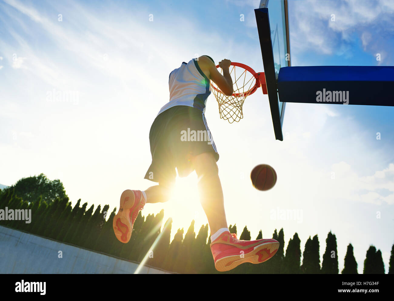 Joueur de basket-ball de rue taudis tension dunk. Banque D'Images
