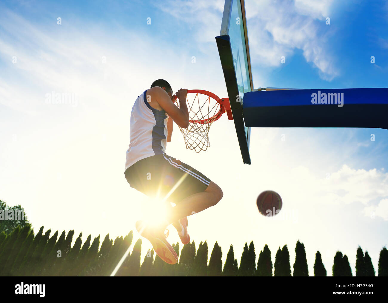 Joueur de basket-ball de rue taudis tension dunk. Banque D'Images