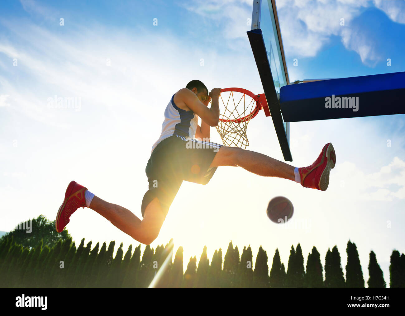 Joueur de basket-ball de rue taudis tension dunk. Banque D'Images