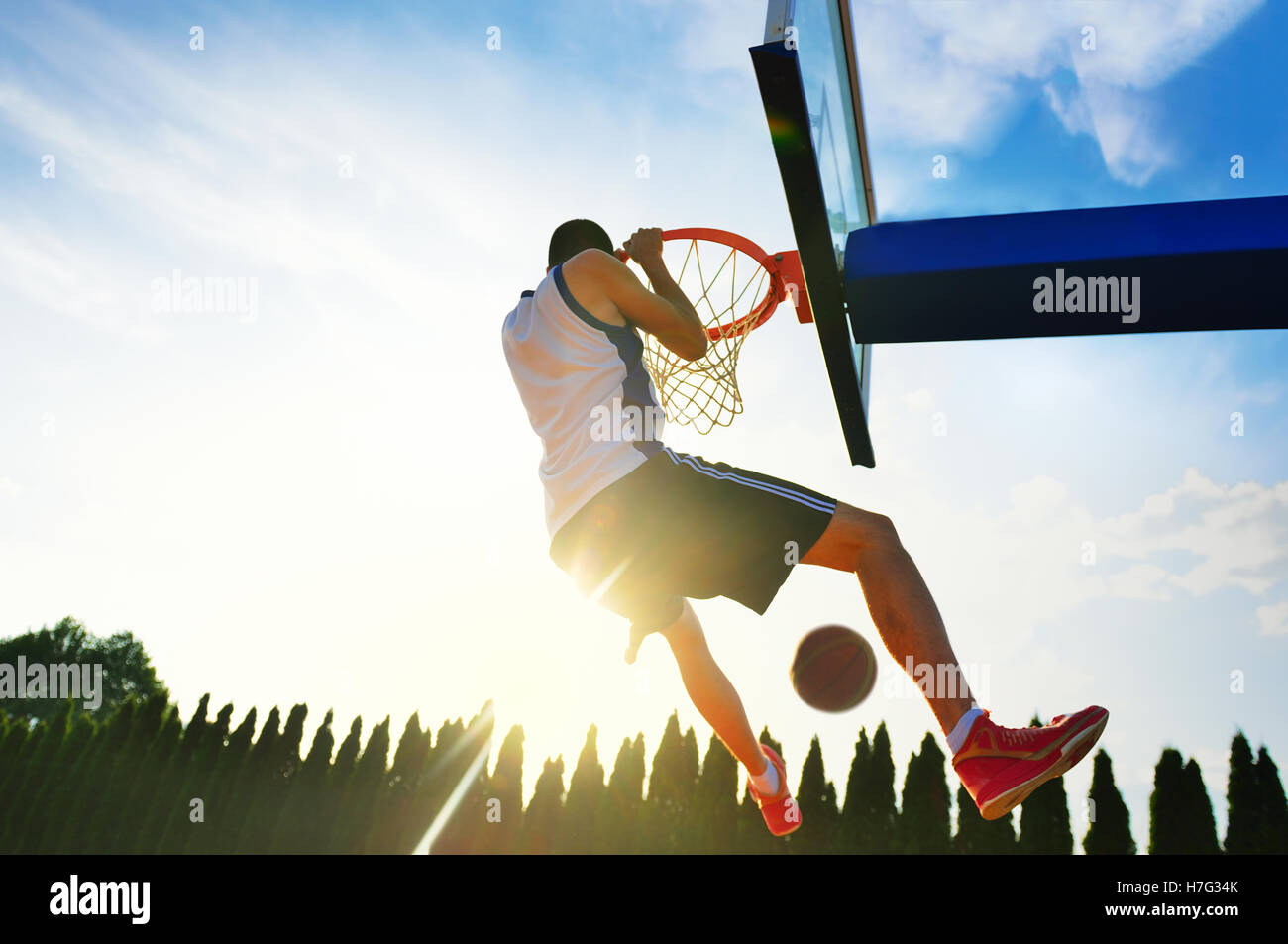 Joueur de basket-ball de rue taudis tension dunk. Banque D'Images