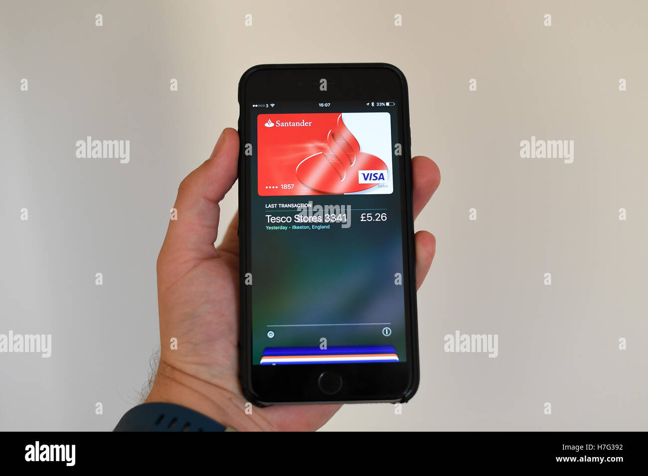 Main tenant un Apple Iphone 7 Plus avec la fonction paye Apple sur l'écran de chargement. 10 Ios Banque D'Images