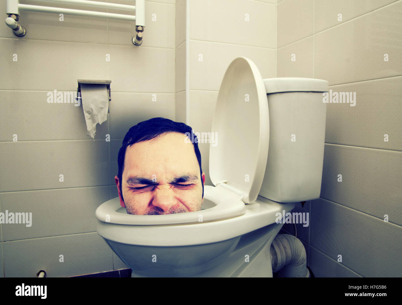 Drôle de tête de l'homme dans les toilettes Photo Stock - Alamy