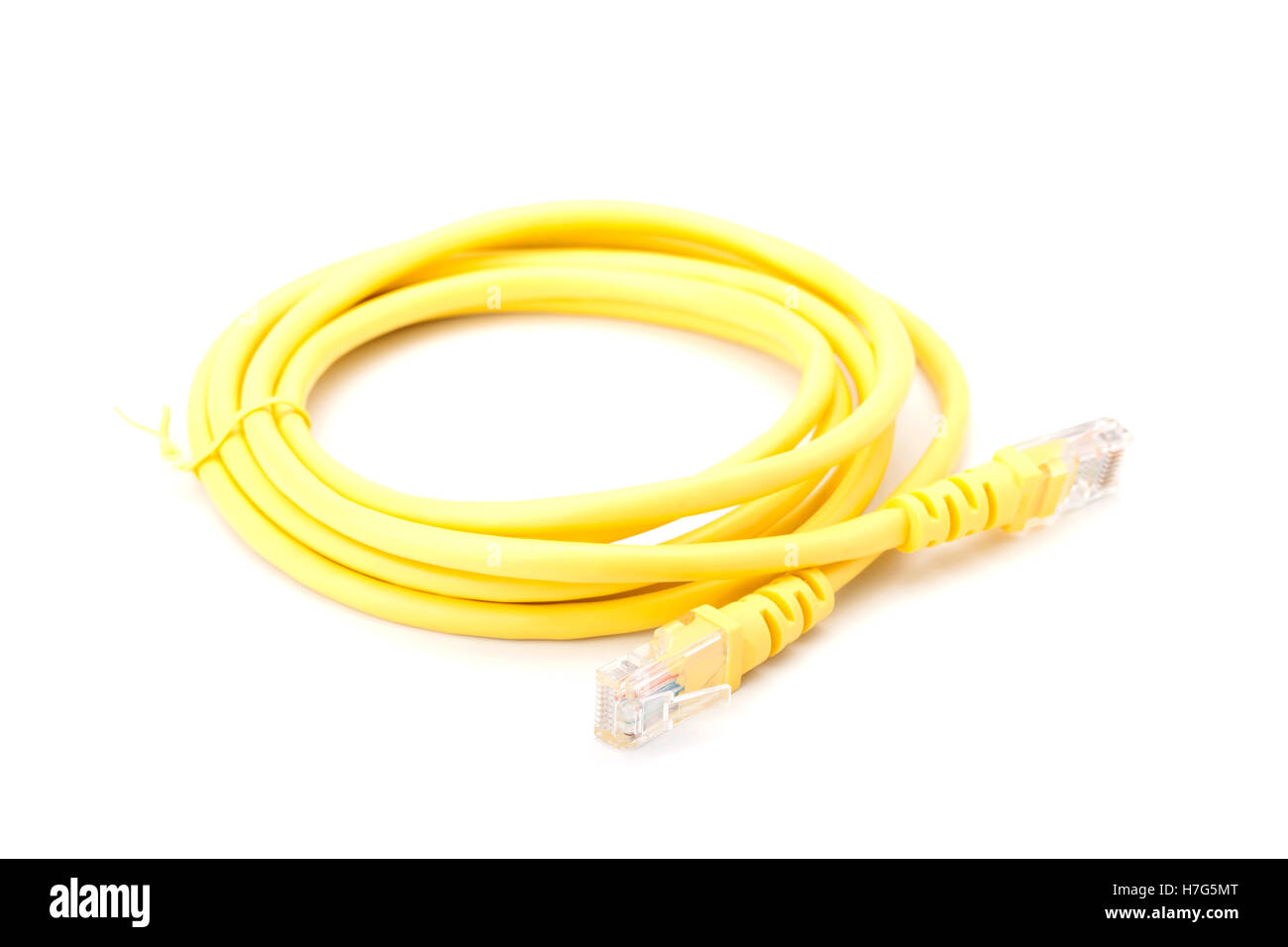 Câble réseau jaune isolé sur fond blanc Banque D'Images