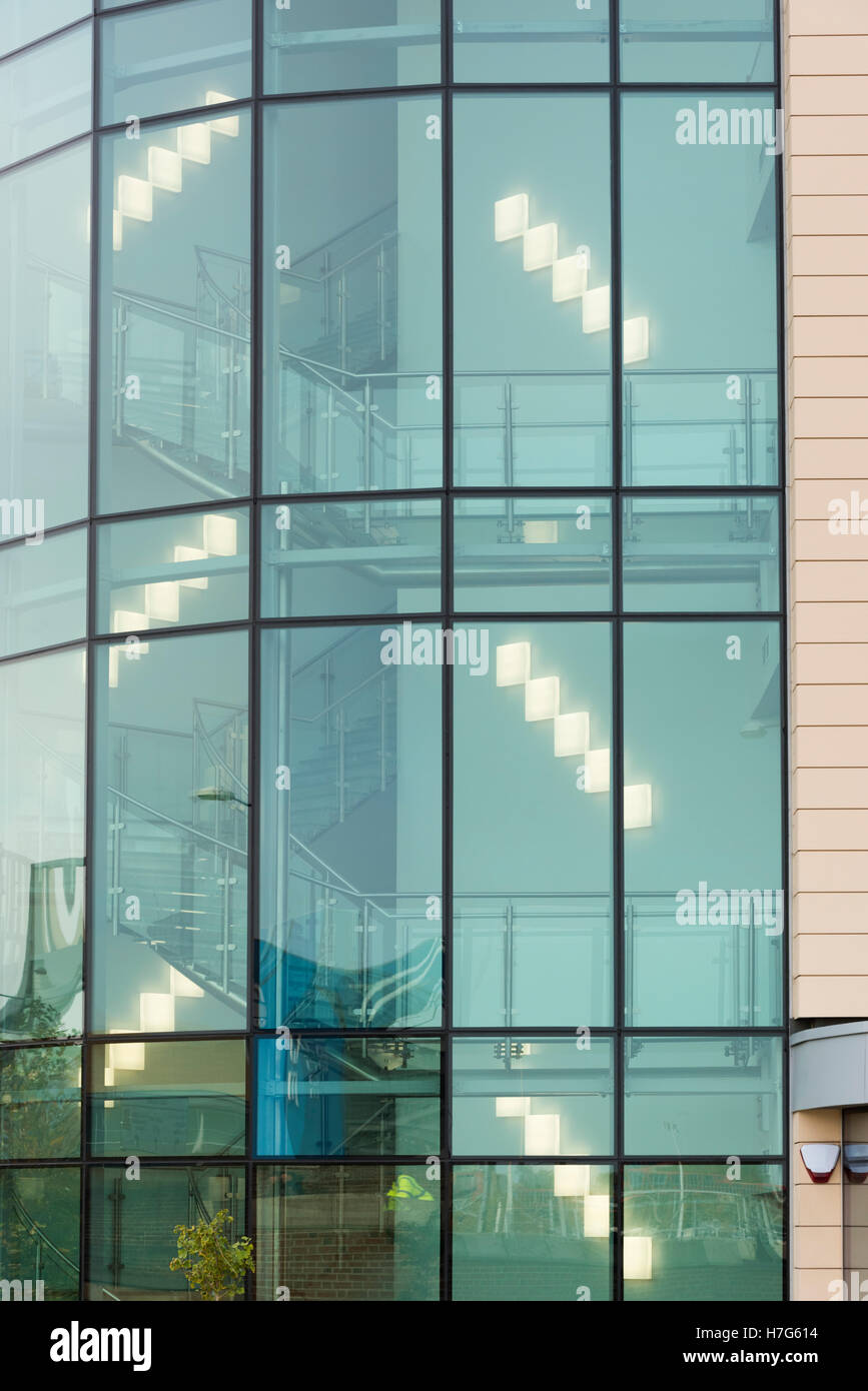 Une façade en verre d'un immeuble de bureaux modernes et d'escalier à Hills Road Cambridge UK Banque D'Images