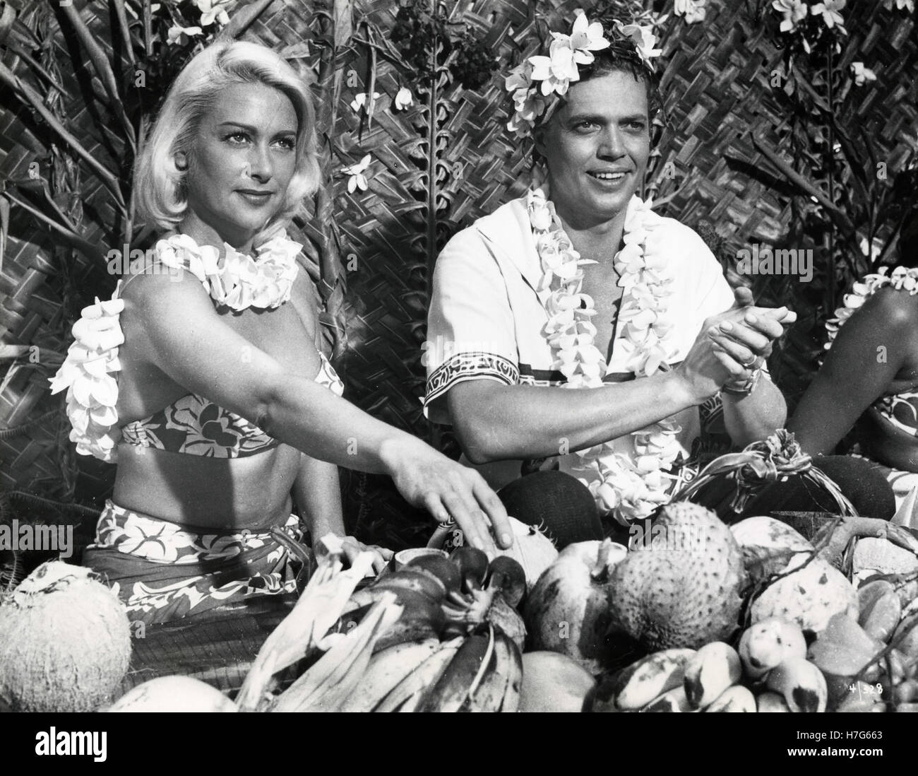 Martine Carol et acteurs Karlheinz Bohm dans le film Nachte auf Tahiti, Allemagne 1957 Banque D'Images