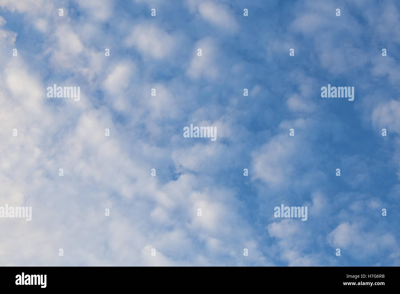 Résumé de nuageux avec des nuages blancs et ciel bleu. Banque D'Images
