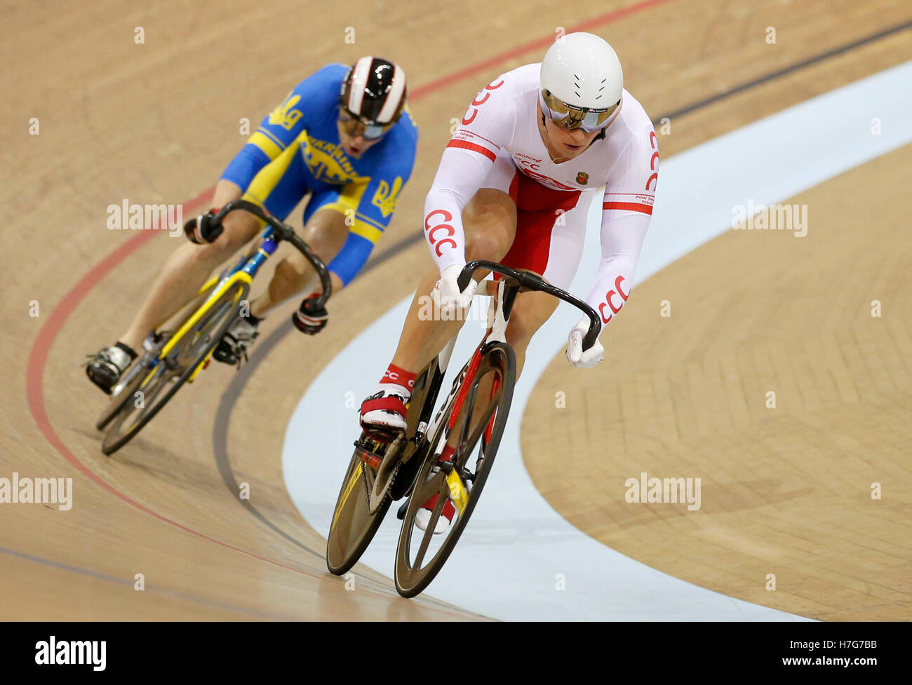 Kamil Kuczynski (à droite), en Pologne, se déplace contre Andrii Vynokurov en Ukraine dans les demi-finales de Sprint masculine pendant la première journée de la coupe du monde de cyclisme sur piste UCI au Velodrome Sir Chris Hoy, Glasgow. APPUYEZ SUR ASSOCIATION photo. Date de la photo : vendredi 4 novembre 2016. Le crédit photo devrait se lire comme suit : Jane Barlow/PA Wire. Banque D'Images