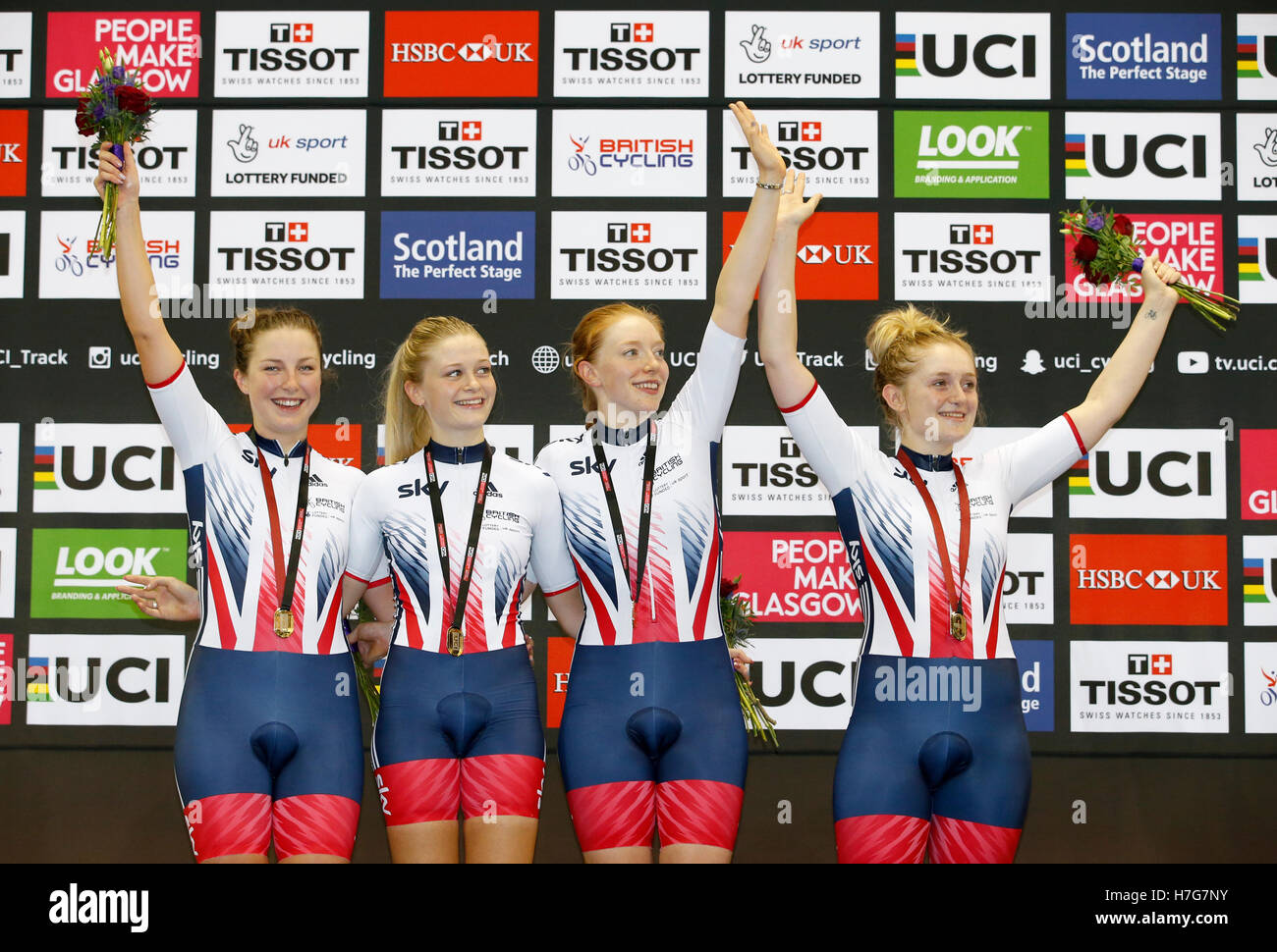 La Grande-Bretagne (de gauche à droite) Manon Lloyd, Eleanor Dickinson, Emily Nelson et Emily Kay sur le podium après avoir remporté la médaille d'or en poursuite par équipe au cours de la première journée de la Coupe du Monde de Cyclisme sur Piste UCI au vélodrome Sir Chris Hoy, Glasgow. Banque D'Images