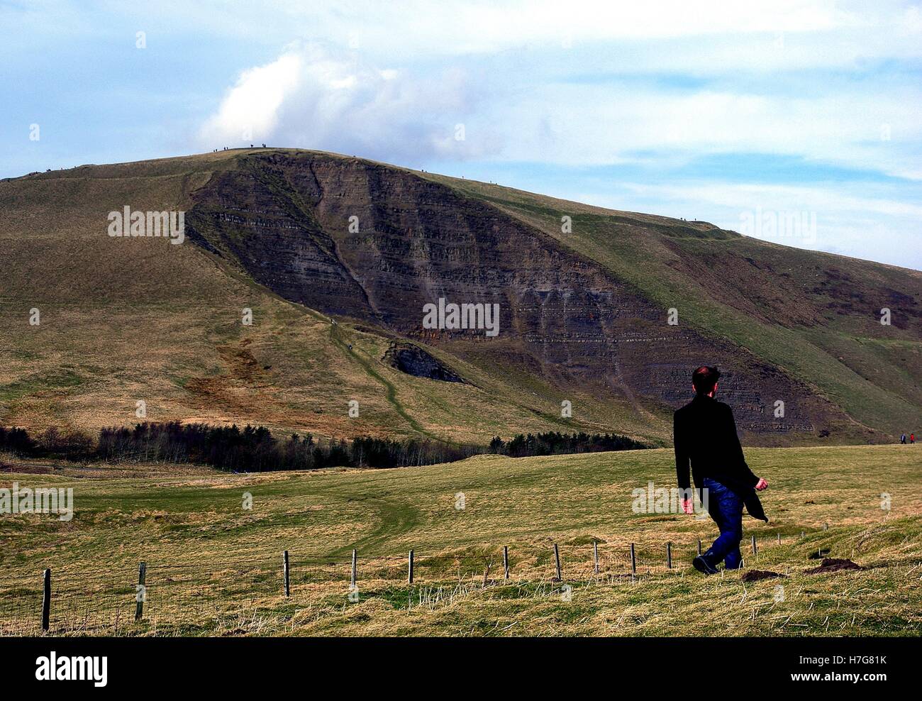 Homme marchant dans le vent à Castleton mam tor Derbyshire mountain Photo  Stock - Alamy