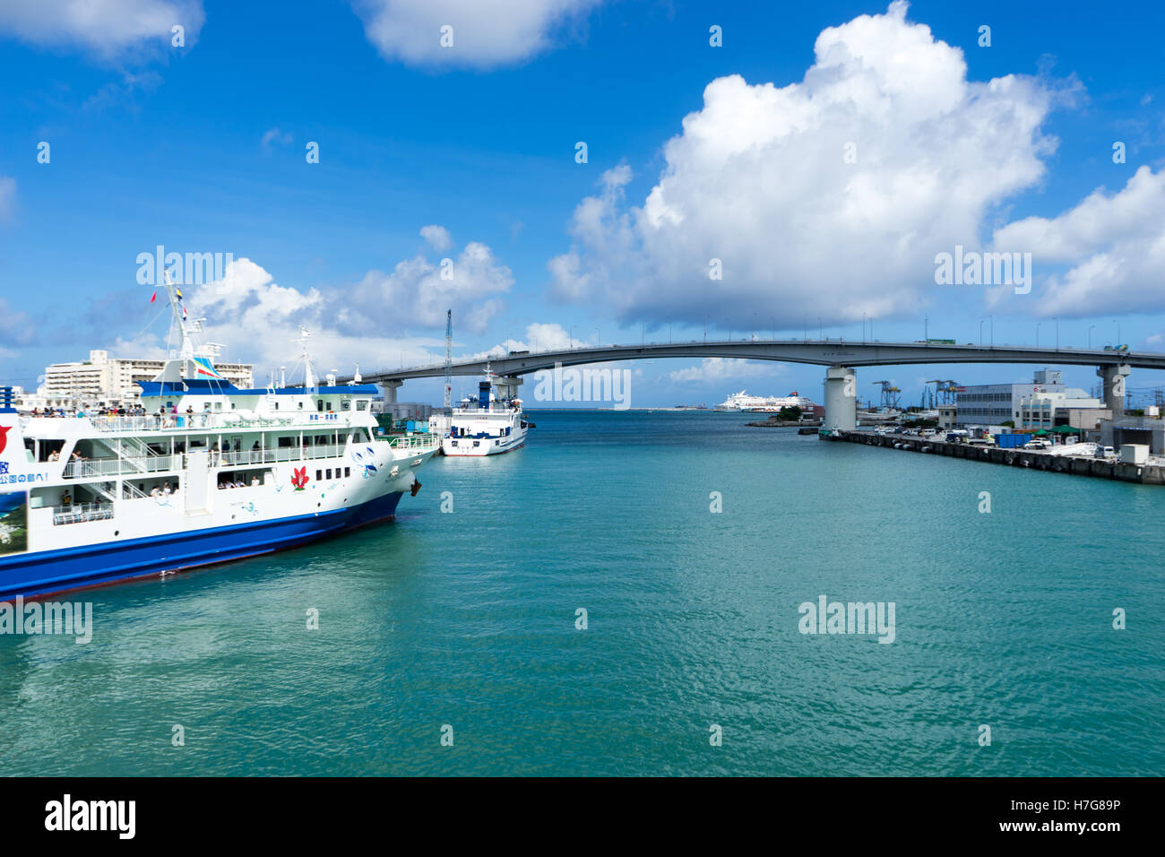 Pont sur le milieu marin dans l'Okinawa mainland ferry port, Japon Banque D'Images