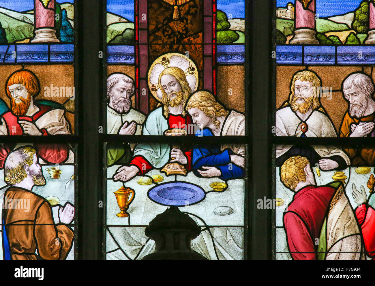 Vitrail représentant Jésus communion offre à ses Apôtres à la Dernière Cène, dans la Cathédrale de Saint Rumbold dans Banque D'Images