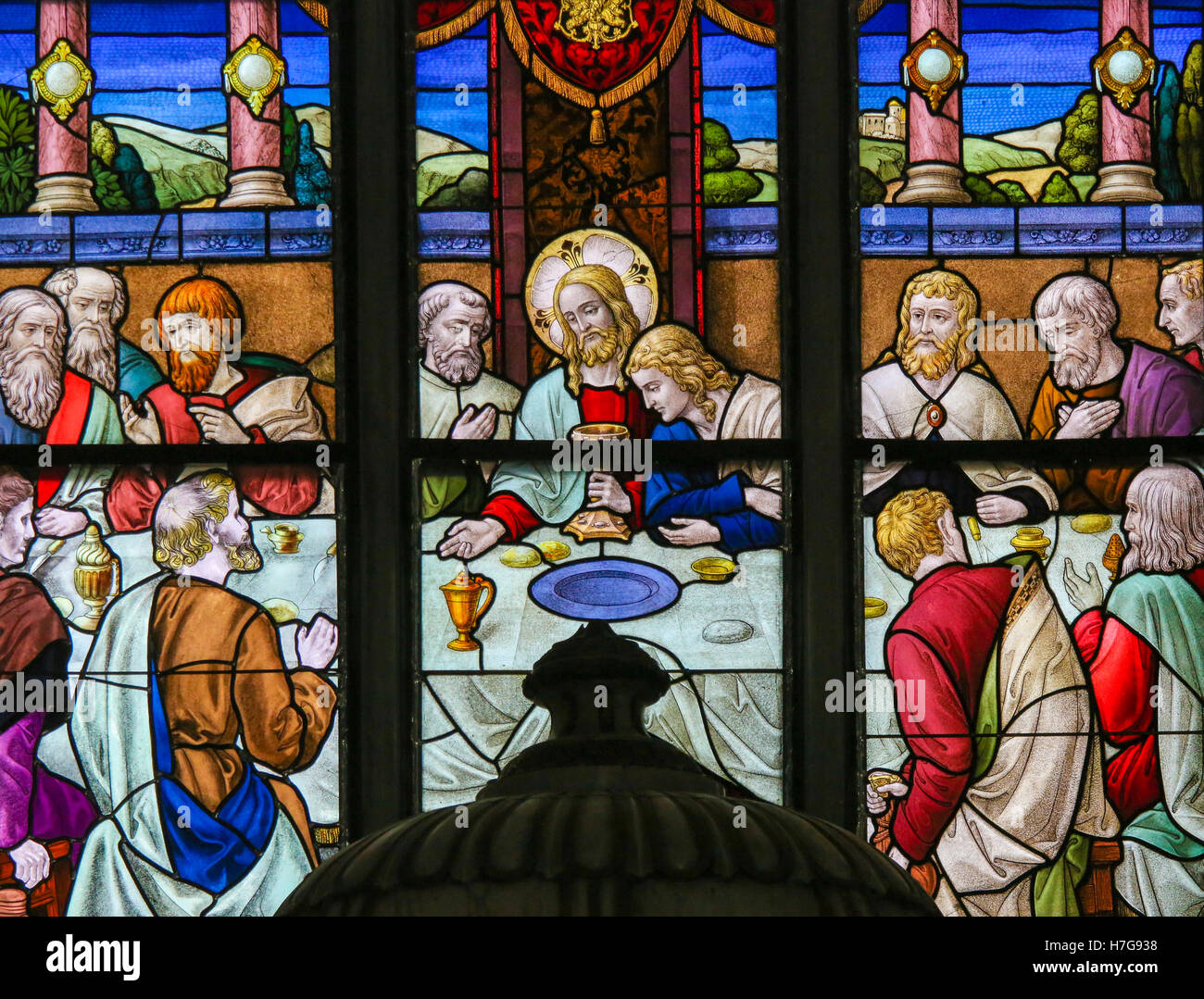 Vitrail représentant Jésus communion offre à ses Apôtres à la Dernière Cène, dans la Cathédrale de Saint Rumbold dans Banque D'Images