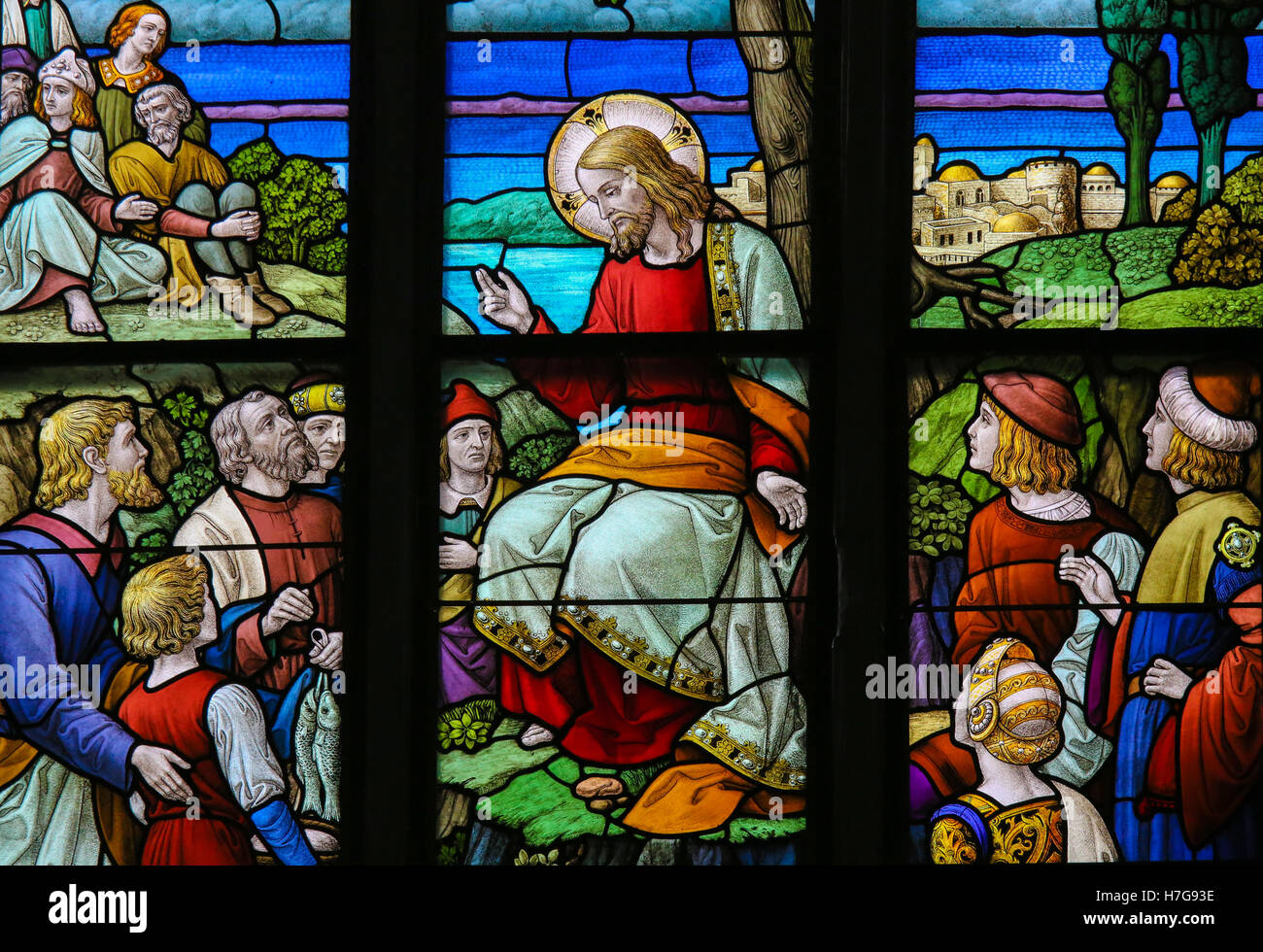 Vitrail représentant le miracle de nourrir la multitude de Jésus avec des baguettes de pain et de poisson dans la Cathédrale de Sain Banque D'Images