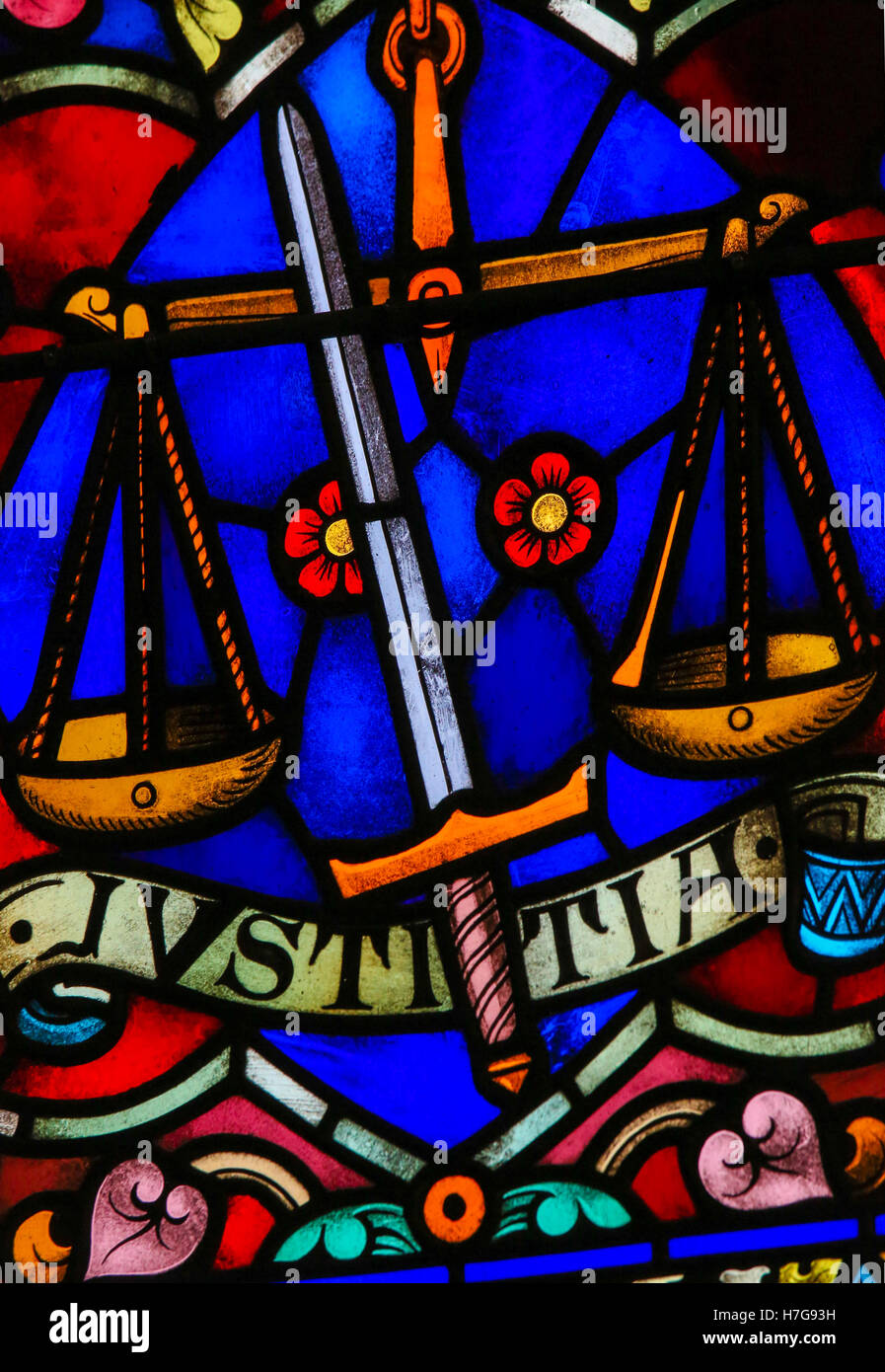 Vitrail représentant la justice, symbolisée par l'épée et de l'équilibre, dans la Cathédrale de Saint Rumbold à Malines, Belgi Banque D'Images