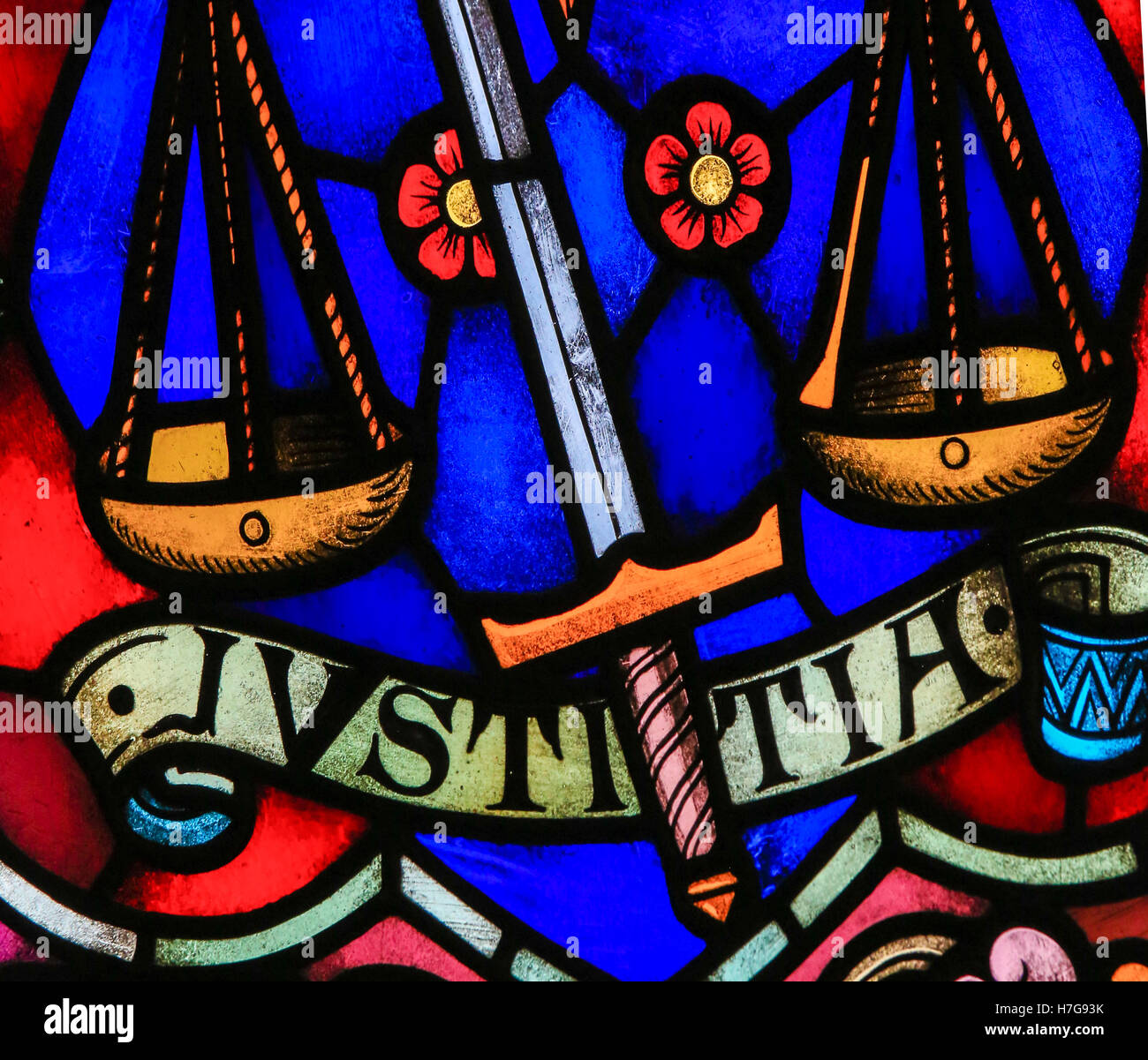 Vitrail représentant la justice, symbolisée par l'épée et de l'équilibre, dans la Cathédrale de Saint Rumbold à Malines, Belgi Banque D'Images