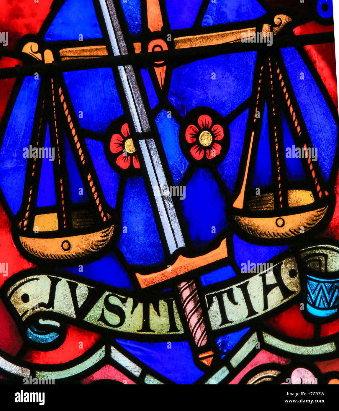 Vitrail représentant la justice, symbolisée par l'épée et de l'équilibre, dans la Cathédrale de Saint Rumbold à Malines, Belgi Banque D'Images