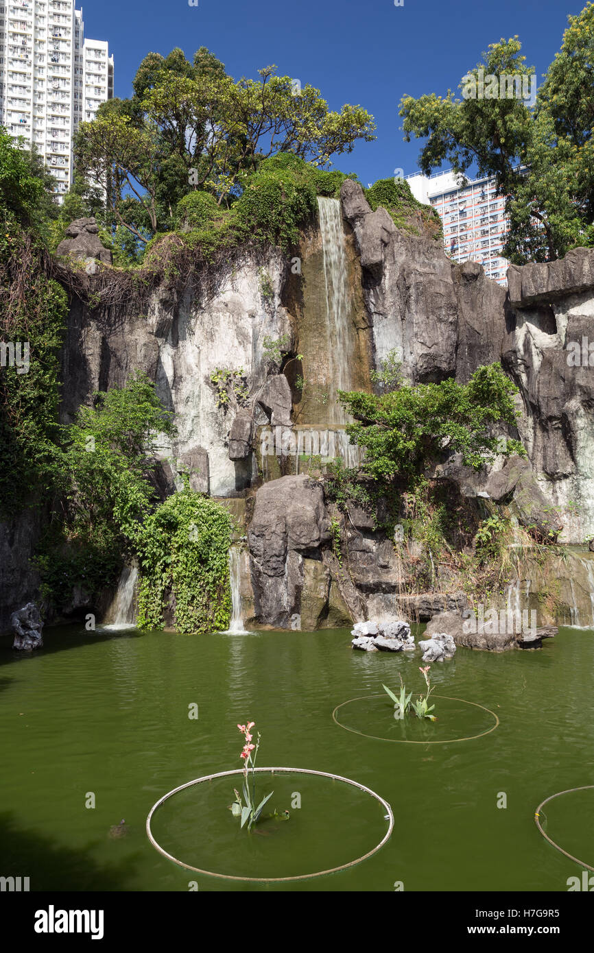 Vue sur un étang, falaise et cascade artificielle à la Sik Sik Yuen Wong Tai Sin Temple à Hong Kong, Chine. Banque D'Images