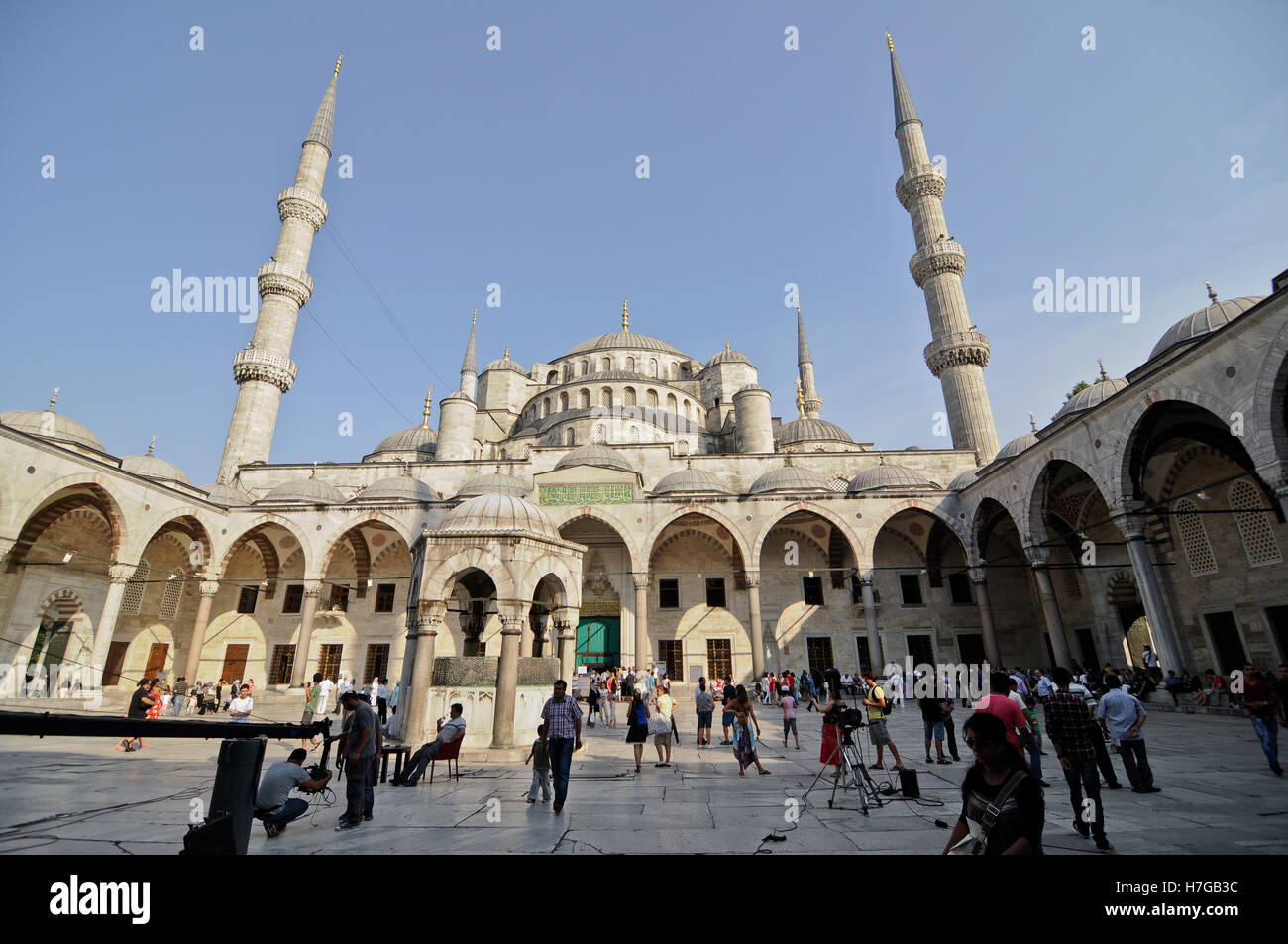 La mosquée bleue, Istanbul. Vue grand angle du patio intérieur, avec façade, Dome et les minarets Banque D'Images
