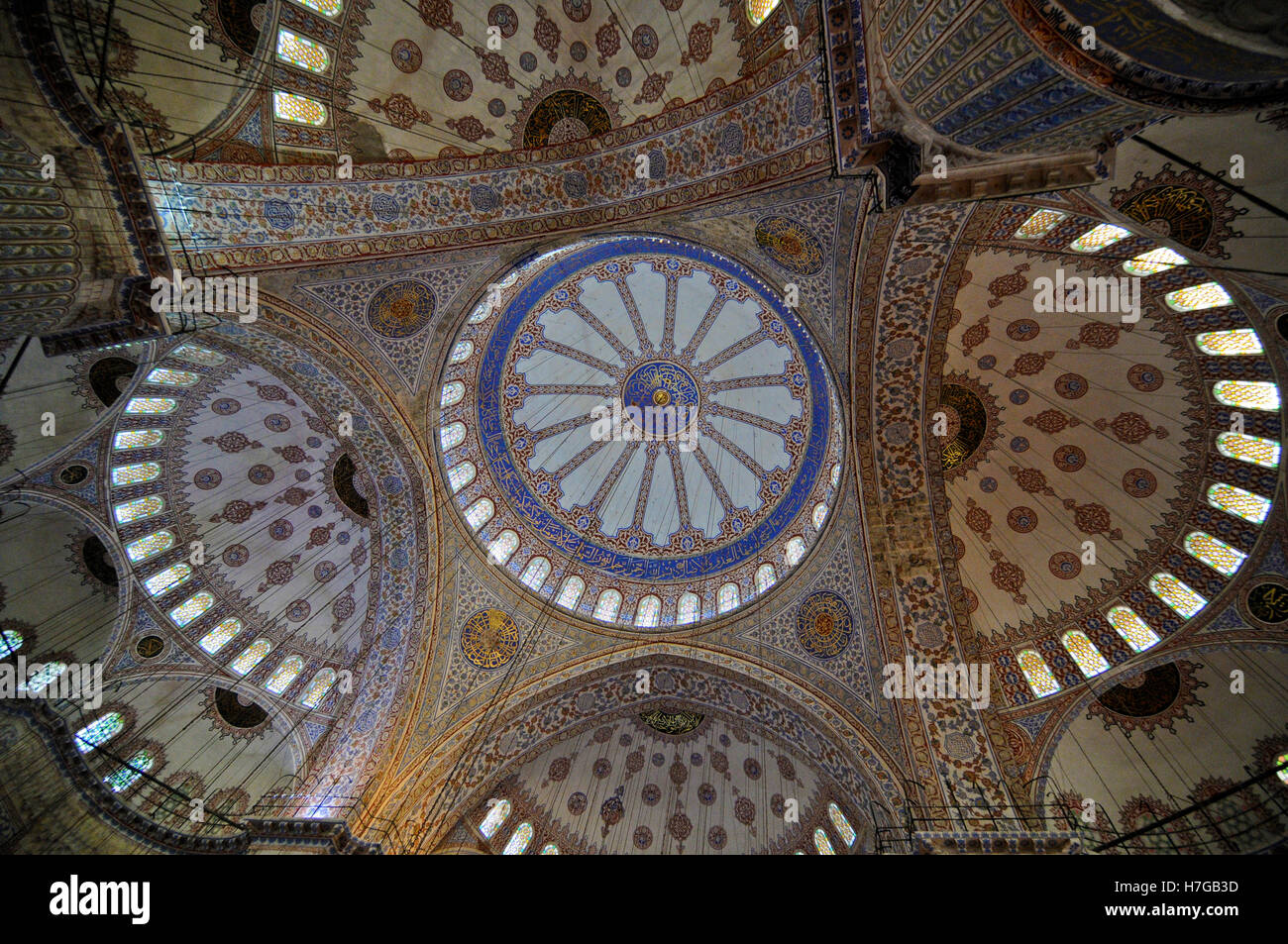 La mosquée bleue, Istanbul. Vue grand angle de la copule et dôme de l'intérieur à décor de marbre rouge et bleu et les tuiles Banque D'Images