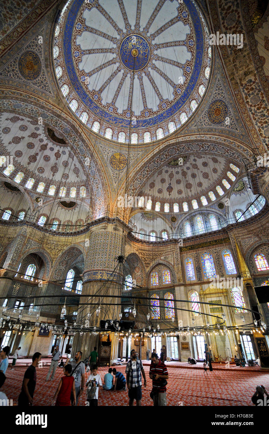 La mosquée bleue, Istanbul. Vue grand angle de la copule et dôme de l'intérieur avec une décoration, une lampe et les touristes Banque D'Images