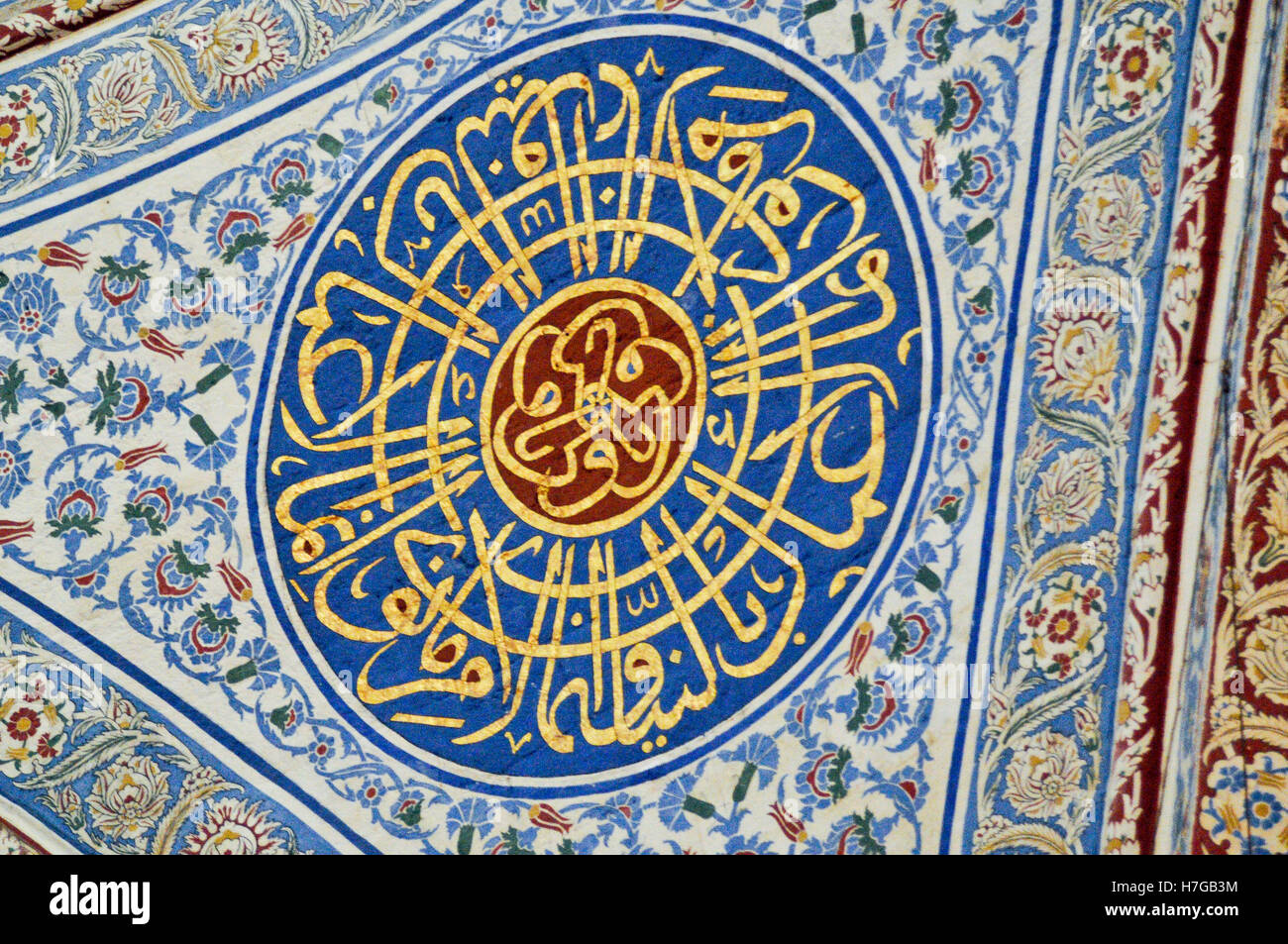 La mosquée bleue, Istanbul. Décoration intérieur de bleu, or et rouge en et tuiles. Banque D'Images