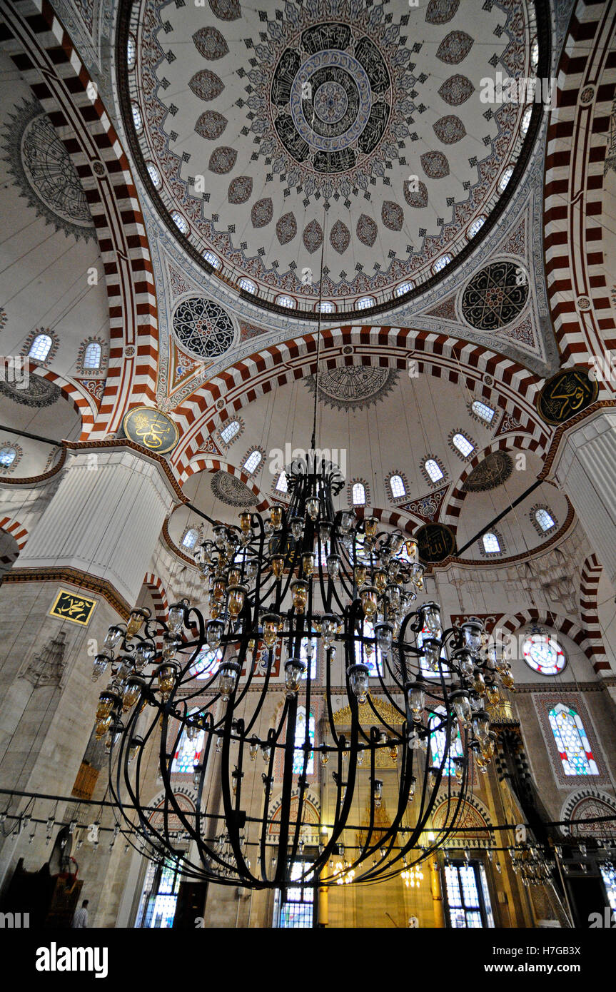 Mosquée Şehzade ( 'La Mosquée du Prince), de l'intérieur du dôme avec lampe et colonnes. Istanbul, Turquie Banque D'Images