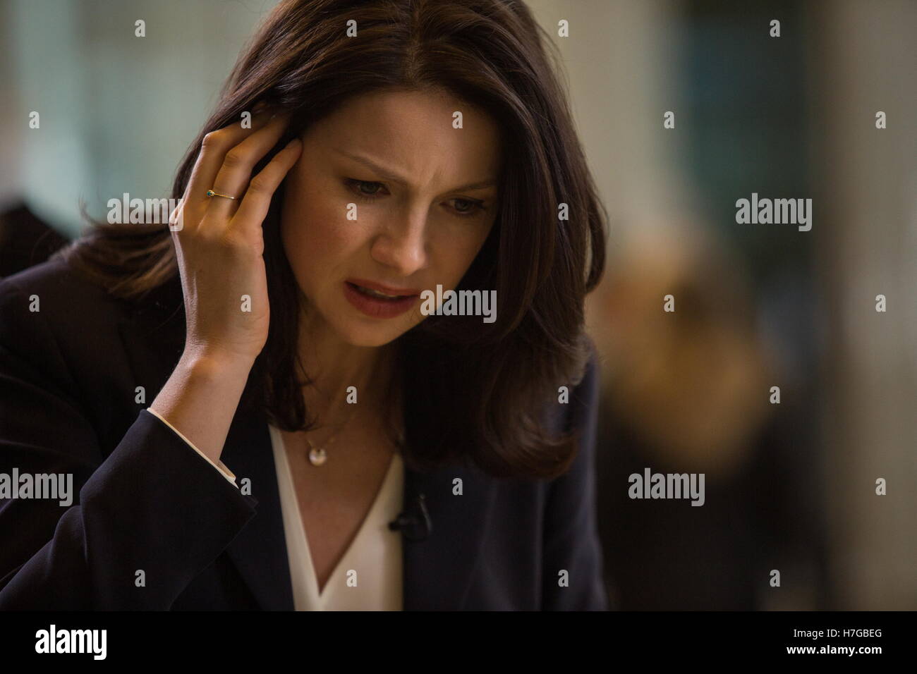 DATE DE SORTIE : Mai 13, 2016 TITRE : l'argent Monster STUDIO : TriStar Pictures Réalisateur : Jodie Foster PLOT : animatrice Lee Gates et son producteur Patty sont mis dans une situation extrême lorsqu'un investisseur en colère prend plus de leur studio photo : Caitriona Balfe comme Diane Lester (Credit : c TriStar Pictures/images/) Banque D'Images