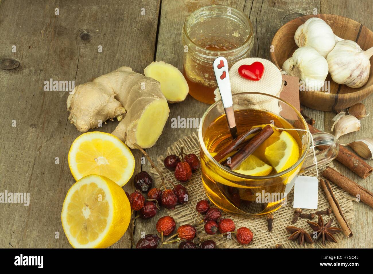 Traitement naturel pour le rhume et la grippe. L'ail et miel citron  gingembre thé rose musquée contre la grippe. Du thé chaud pour les rhumes  Photo Stock - Alamy