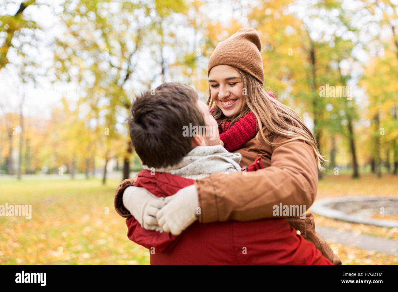 Happy young couple meeting in autumn park Banque D'Images