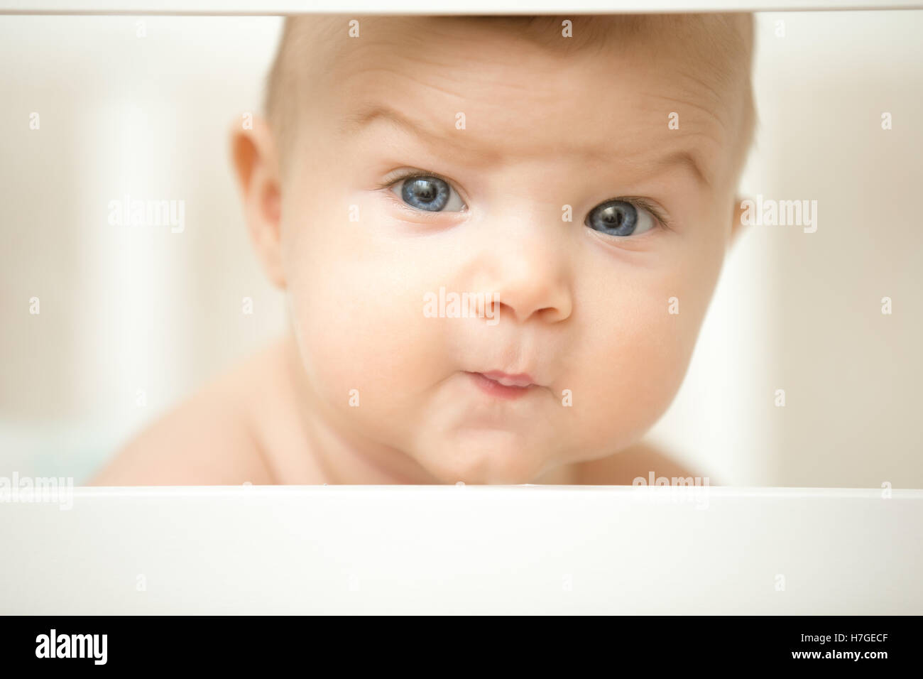 Mignon bébé faire une drôle de se demander face avec ses sourcils Banque D'Images