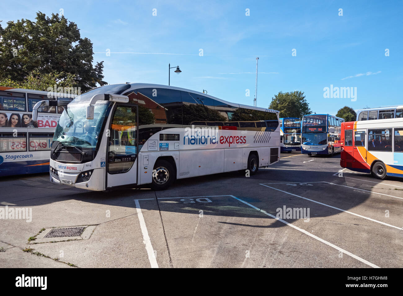 Autocars National Express à la gare routière de Canterbury, Kent Angleterre Royaume-Uni UK Banque D'Images