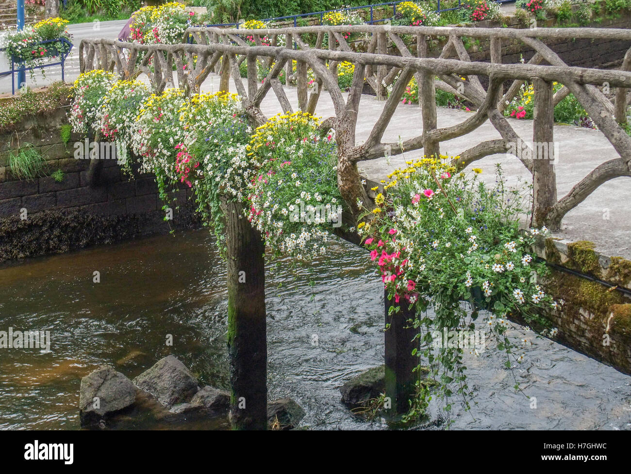 Pont à Pont-Aven, une commune française, située dans le département Finistère de la Bretagne, dans le nord-ouest de la France. Banque D'Images Pont à Pont-Aven, une commune française, située dans le département Finistère de la Bretagne, dans le nord-ouest de la France. Banque D'Images