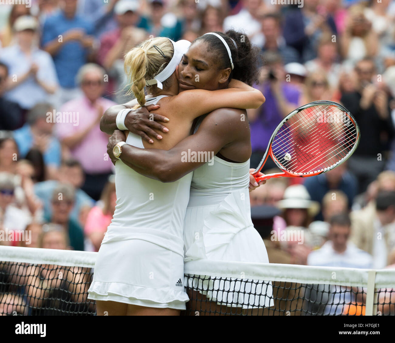 Serena Williams et Angelique Kerber s'embrassent à la fin de la finale de Wimbledon 2016. Banque D'Images